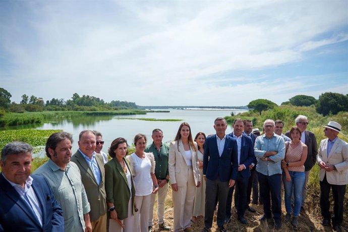 Visita de la consejera en funciones de Sostenibilidad y Medio Ambiente de la Junta de Andalucía, Catalina García, al entorno de la Laguna de Las Madres.