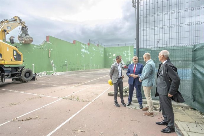 El consejero de Fomento, Vivienda, Ordenación del Territorio y Medio Ambiente, Roberto Media, visita las obras de la nueva cubierta de las pistas de tenis de Los Corrales de Buelna