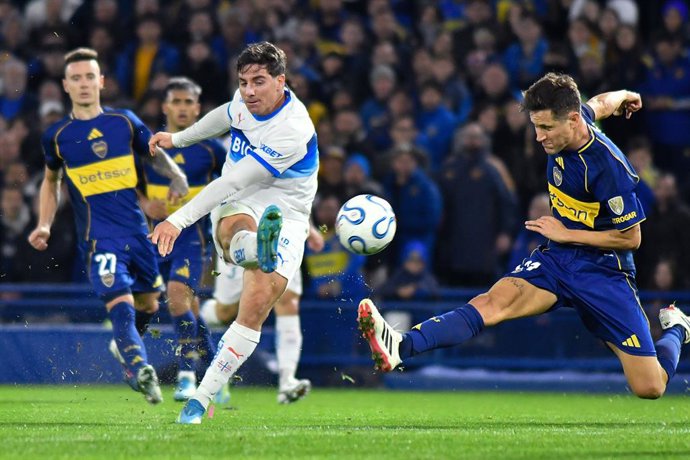 Futbol, Boca Juniors vs Universidad Catolica  Copa Libertadores 2026. El jugadores de Universidad Catolica, Clemente Montes, controla el balon durante el partido del grupo D de la Copa Libertadores contra Boca Juniors  realizado en el Estadio La