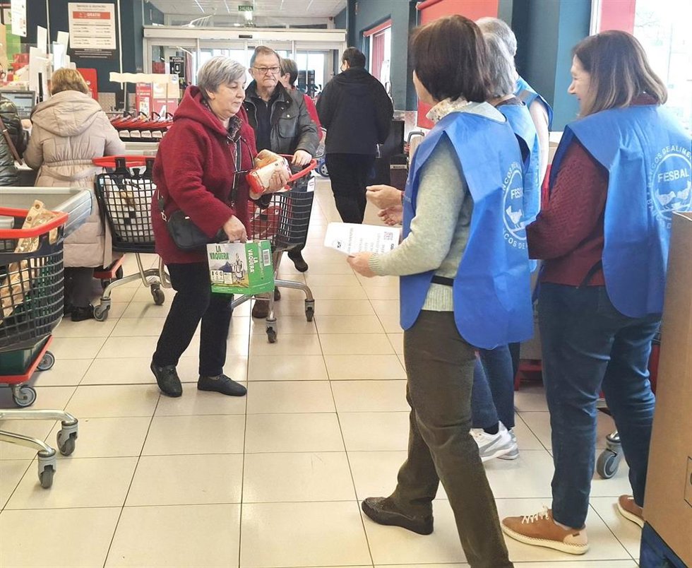 Archivo - Imagen de voluntarias en el Zampakilos Solidario.