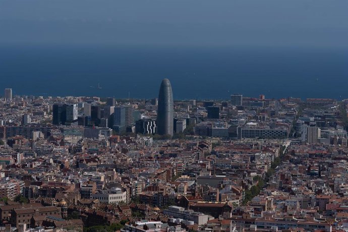 Archivo - Vista panorámica de Barcelona (España), con la Torre Glòries al fondo.