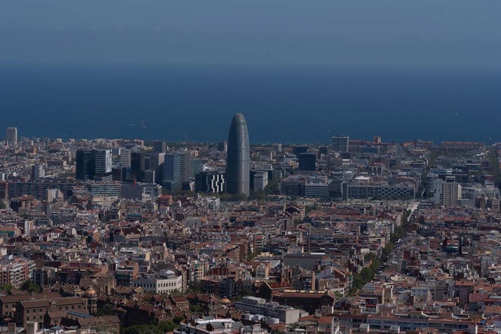 Archivo - Vista panorámica de Barcelona (España), con la Torre Glòries al fondo.