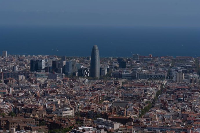 Archivo - Vista panorámica de Barcelona (España), con la Torre Glòries al fondo.