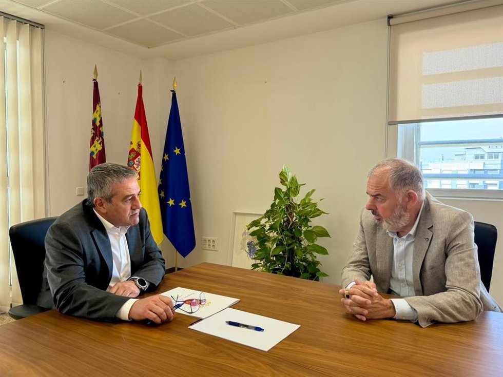 El consejero, Joaquín Buendía, junto al presidente del SCRATS, Lucas Jiménez