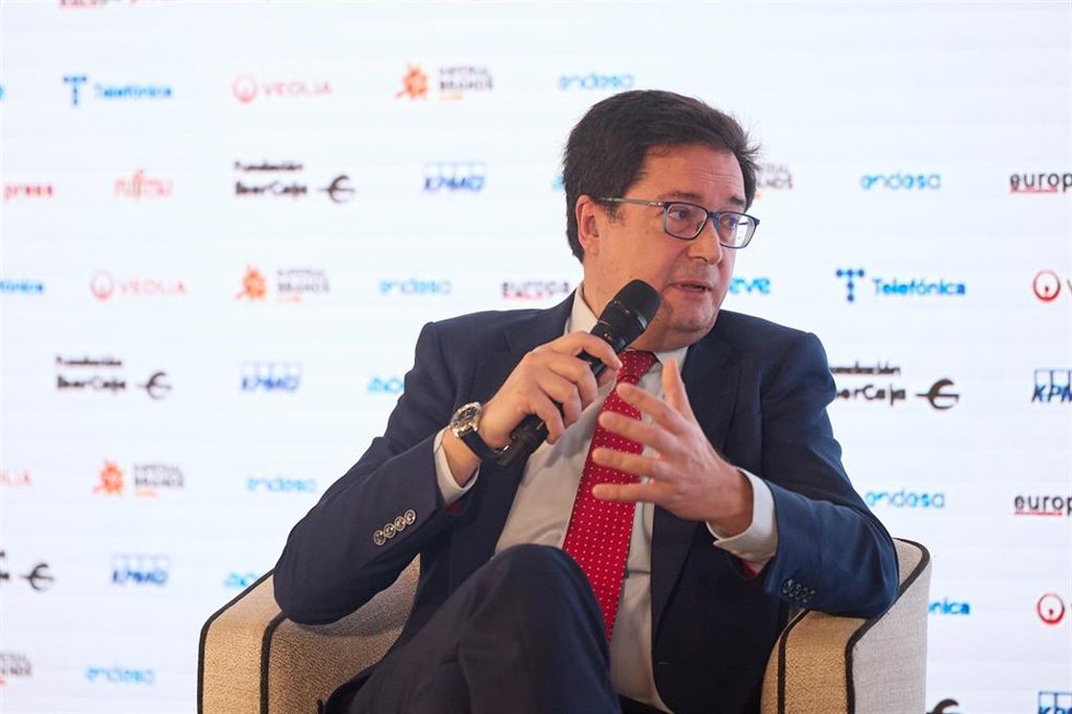 Archivo - El ministro para la Transformación Digital y de la Función Pública, Óscar López, interviene durante un desayuno informativo de Europa Press, a 3 de abril de 2025, en Madrid (España).