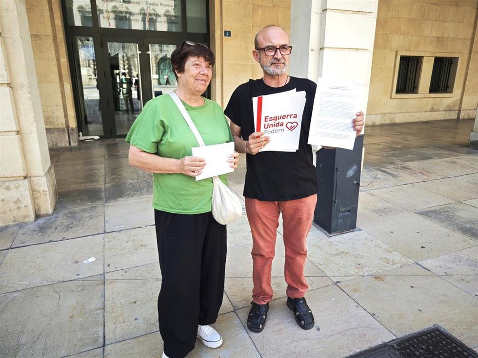 Manolo Copé (d) y Lucía Ibáñez (i), este martes a las puertas de la Audiencia Provincial de Alicante