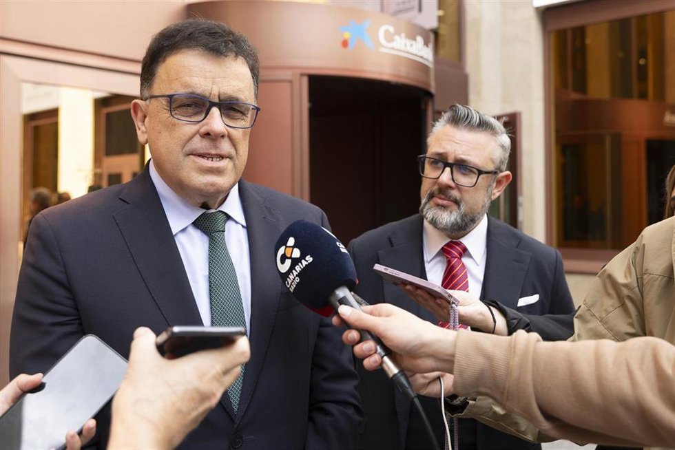 Archivo - El consejero de Política Territorial del Gobierno de Canarias, Manuel Miranda, y el consejero delegado de Gesplan, Miguel Ángel Pérez