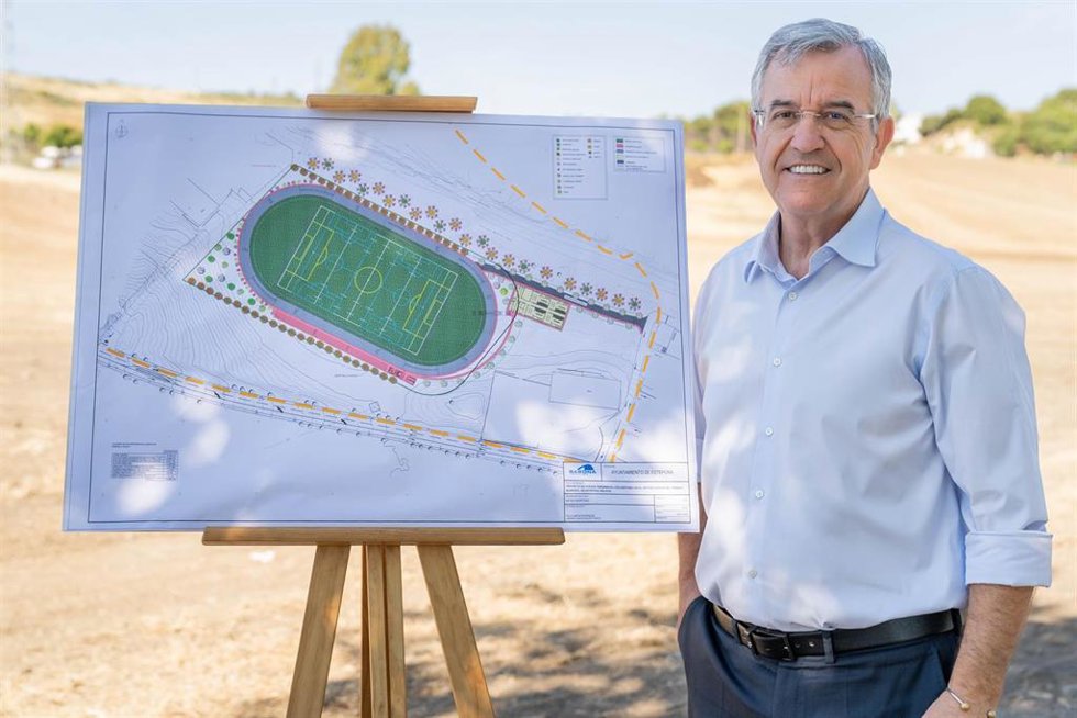 El alcalde de Estepona informa sobre el inicio de la construcción de un velódromo, que incluye campo de fútbol 11 e instalaciones de rugby