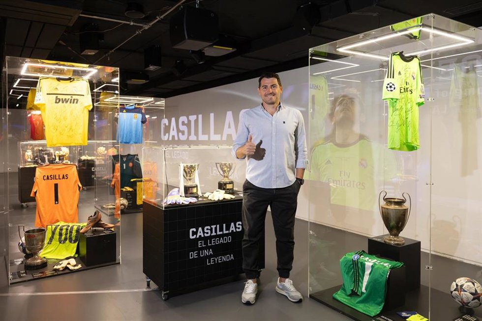 El exfutbolista Iker Casillas presenta en el museo 'Legends, The Home of Football presented by LaLiga' la exposición 'Casillas: el legado de una leyenda'.