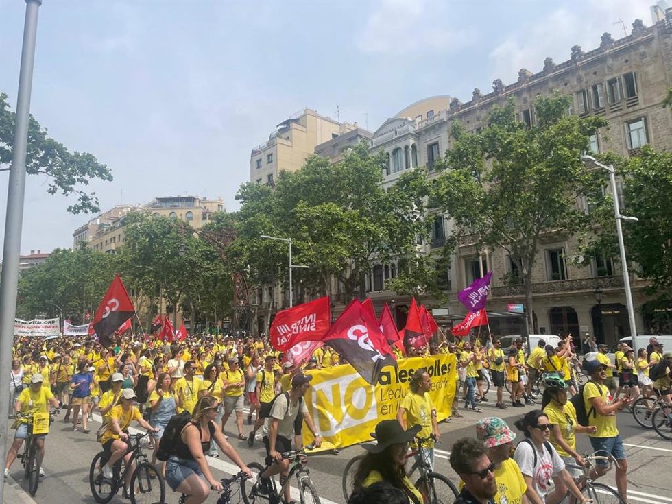 Manifestación de docentes en el centro de Barcelona para reclamar mejoras laborales y contra el preacuerdo este martes