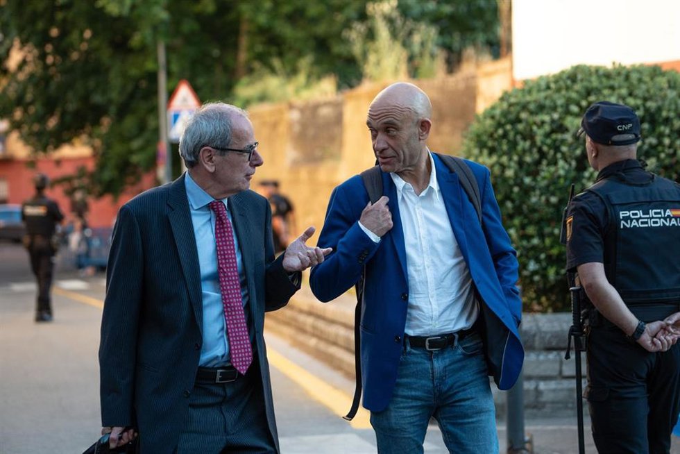 El exasesor de Moncloa Luis María Carrero (a la derecha de la imagen) a su salida de la segunda jornada de un juicio en la Audiencia Provincial de Badajoz, a 1 de junio de 2026, en Badajoz, Extremadura (España).