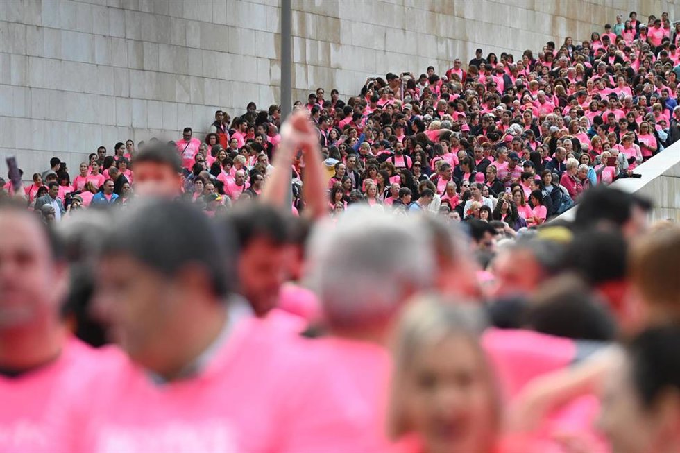 Archivo - Participantes durante el inicio de la carrera contra el cáncer de mama organizada por Acambi, en la explanada del Museo Guggenheim, a 5 de octubre de 2025, en Bilbao, Vizcaya, País Vasco (España)