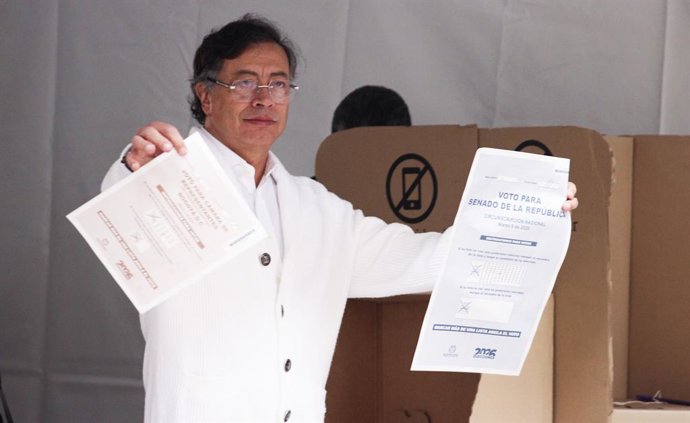 Archivo - Arquivo - 8 de março de 2026, Bogotá, Distrito Capital de Bogotá, Colômbia: O presidente colombiano Gustavo Petro dá início ao dia das eleições durante as eleições legislativas de 2026, em 8 de março de 2026, em Bogotá.