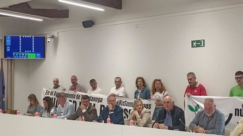 Protesta de los representantes sindicales del SERCA en el Pleno de Torrelavega