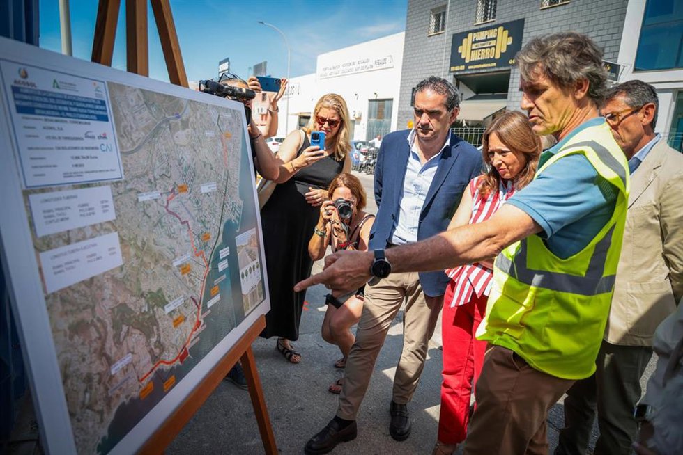 La delegada del Gobierno andaluz en Málaga, Patricia Navarro, visita las obras del tramo entre Torremolinos y Benalmádena de la Autovía del Agua.