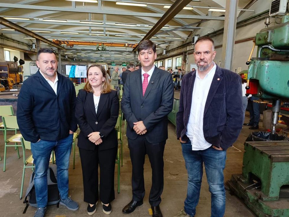 El consejero de Ciencia, Industria y Empleo, Borja Sánchez, en la firma de la Estrategia Industrial de Asturias,  la presidenta de FADE, María Calvo, y los secretarios generales de UGT y CCOO de Asturias, Javier Fernández Lanero y José Manuel Zapico.