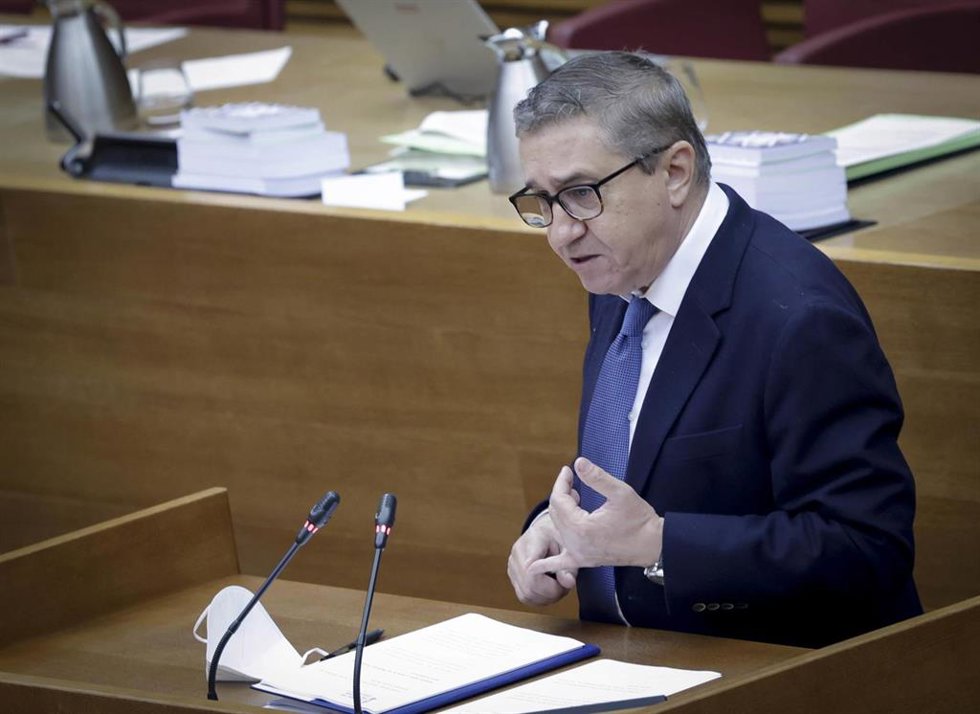 Archivo - El conseller de Economía, Hacienda y Administración Pública, José Antonio Rovira, en imagen de archivo en les Corts