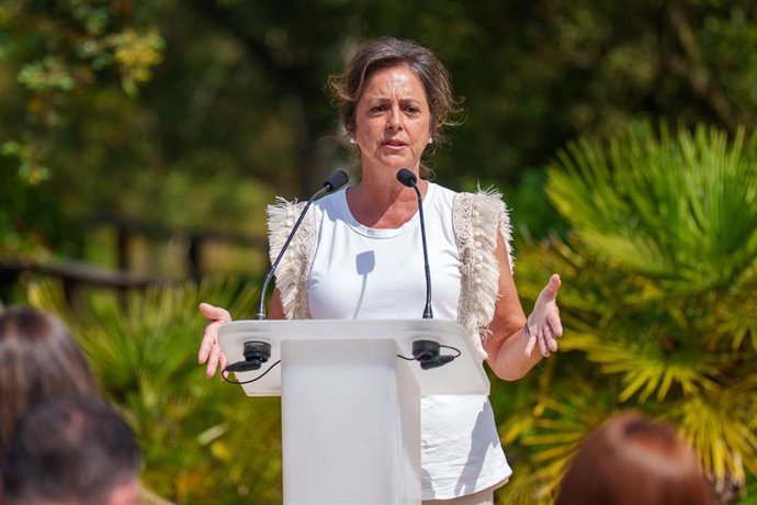 La consejera en funciones de Sostenibilidad y Medio Ambiente de la Junta de Andalucía, Catalina García, este martes en su visita al humedal Laguna de Las Madres.