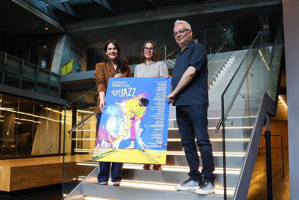 Lla diputada foral de Euskera, Cultura y Deporte, Leixuri Arrizabalaga, la alcaldesa de Getxo, Amaia Aguirre; y el responsable artístico del Getxo Jazz, Mario Benso, presentan el programa de la nueva edición del festival.