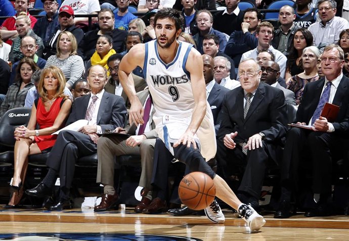 Archivo - Ricky Rubio durante un partido con los Timberwolves con Rick Adelman al fondo