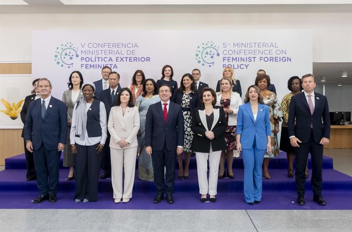 El ministro de Asuntos Exteriores, Unión Europea y Cooperación, José Manuel Albares, en la foto de familia durante la inauguración de la V Conferencia de política exterior feminista en la sede de Exteriores