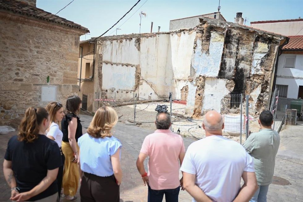 La secretaria general del PSOE Aragón, Pilar Alegría, visita Azuara un año después de las inundaciones.