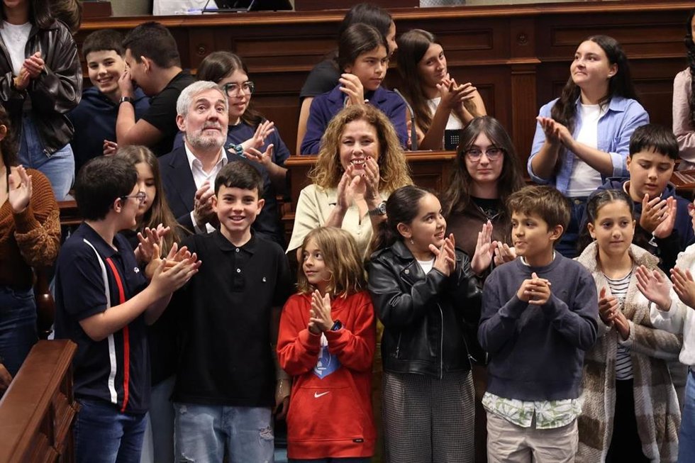 El presidente de Canarias, Fernando Clavijo, y la presidenta del Parlamento, Astrid Pérez, en la jornada 'Un Parlamento para la Sostenibilidad'