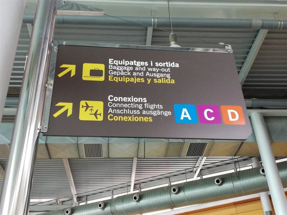Archivo - Carteles de información en el aeropuerto de Palma