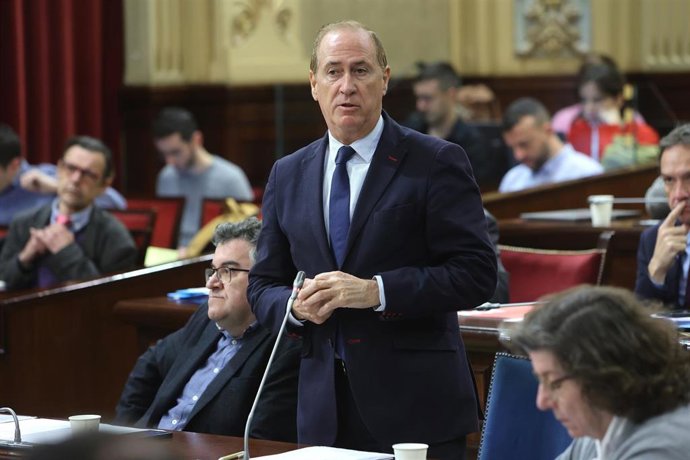 Archivo - El conseller del Mar, Juan Manuel Lafuente, durante una sesión plenaria