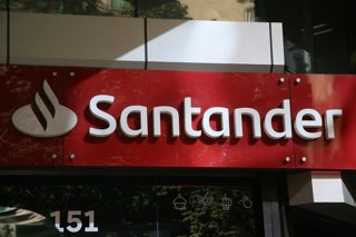 Santiago 25 de febrero 2025. Imagenes referenciales de bancos en el centro de la comuna de Santiago. Dragomir Yankovic/Aton Chile
