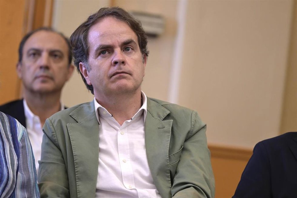Archivo - El consejero de Hacienda y Administración Pública, Roberto Bermúdez de Castro, durante una rueda de prensa, en el Edificio Pignatelli, a 12 de julio de 2024, en Zaragoza, Aragón (España). Azcón ha informado sobre las modificaciones realizadas en