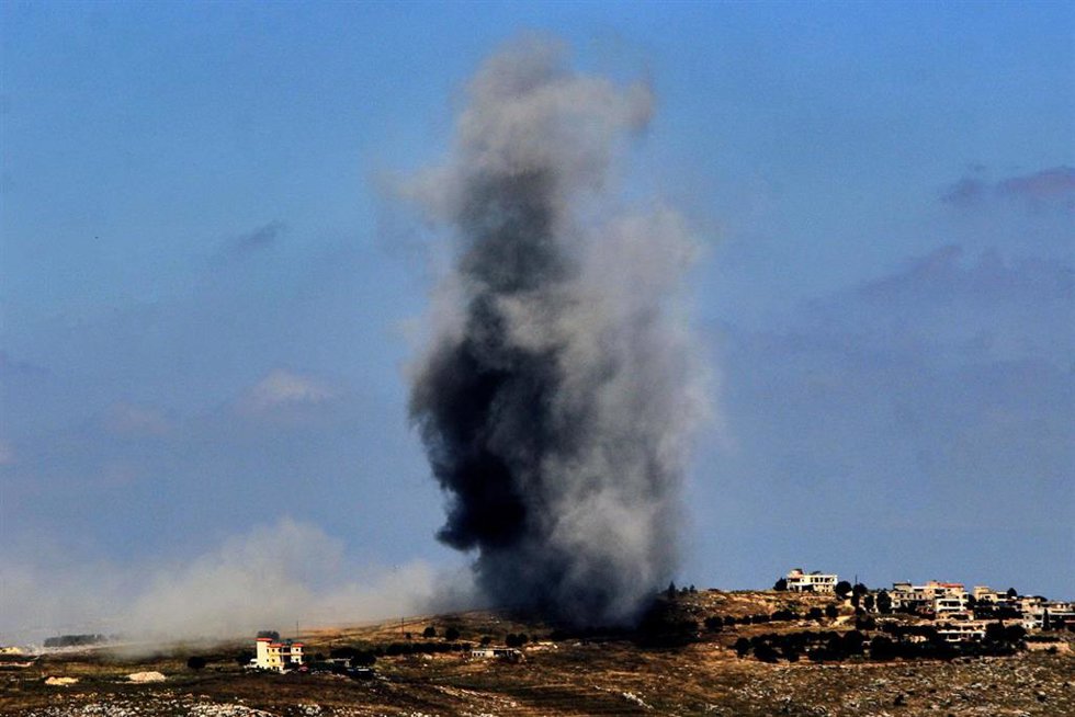 Columnas de humo tras los ataques aéreos israelíes sobre la localidad de Kfar Tebniet, en el sur del Líbano.