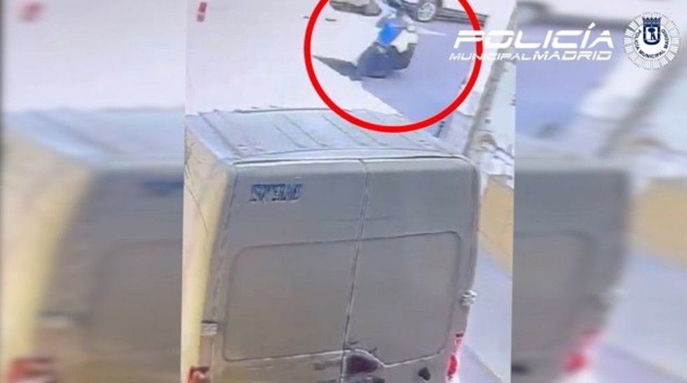 Imagen de una cámara de seguridad en la que se observa a una furgoneta arrastrando a un hombre en Villa de Vallecas