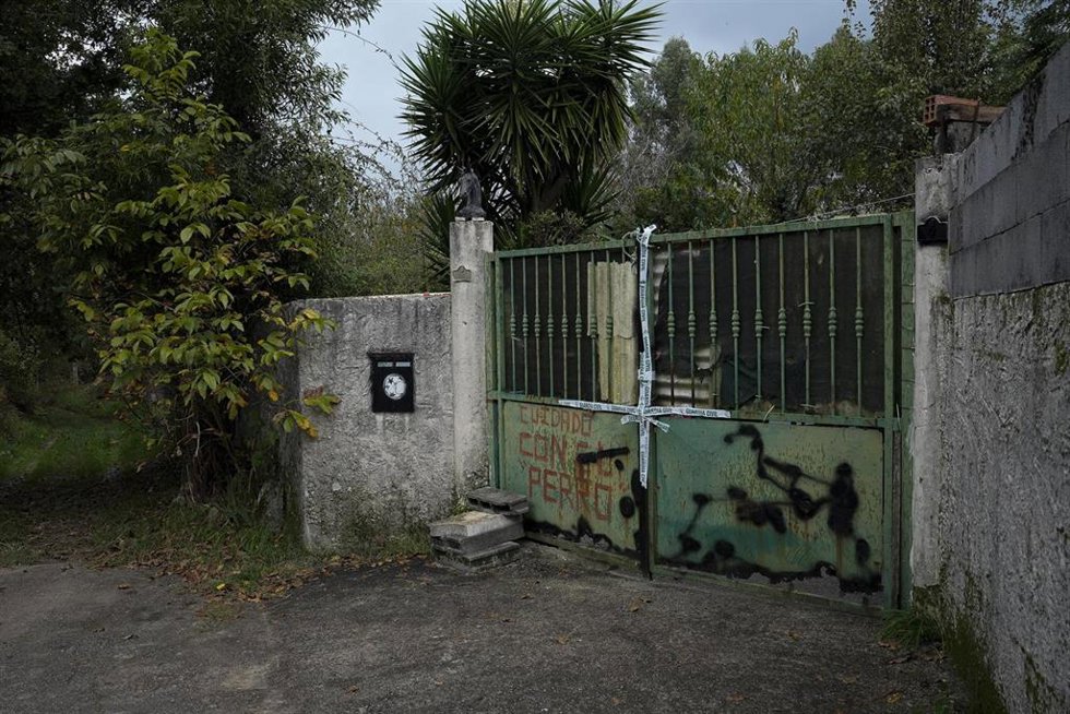 Archivo - Puerta de la casa donde ocurrieron los hechos, a 8 de noviembre de 2024, en Baiona, Pontevedra, Galicia (España). 