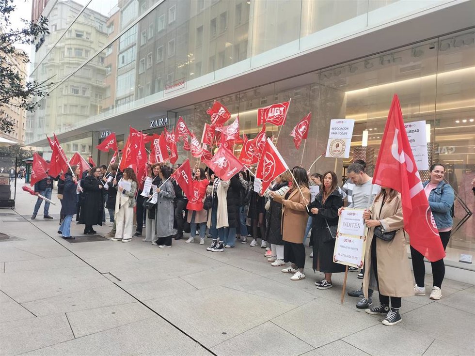 Archivo - Concentración en Santander de trabajadores de Inditex