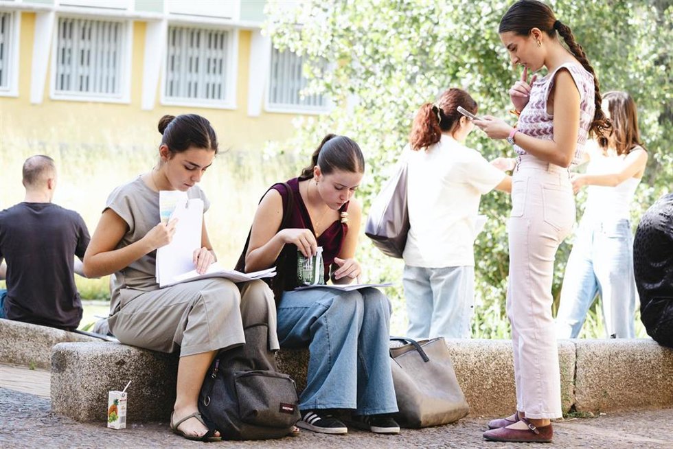 Imagen de archivo de un grupo de alumnas repasando en el Campus UPO, previo a un examen de PAU