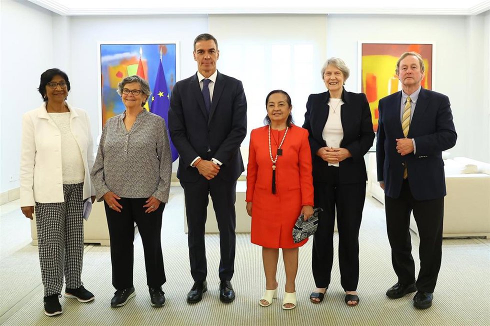 El presidente del Gobierno, Pedro Sánchez, mantiene un encuentro con representantes de la Comisión Internacional contra la Pena de Muerte, en el Complejo de la Moncloa, a 2 de junio de 2026, en Madrid (España).