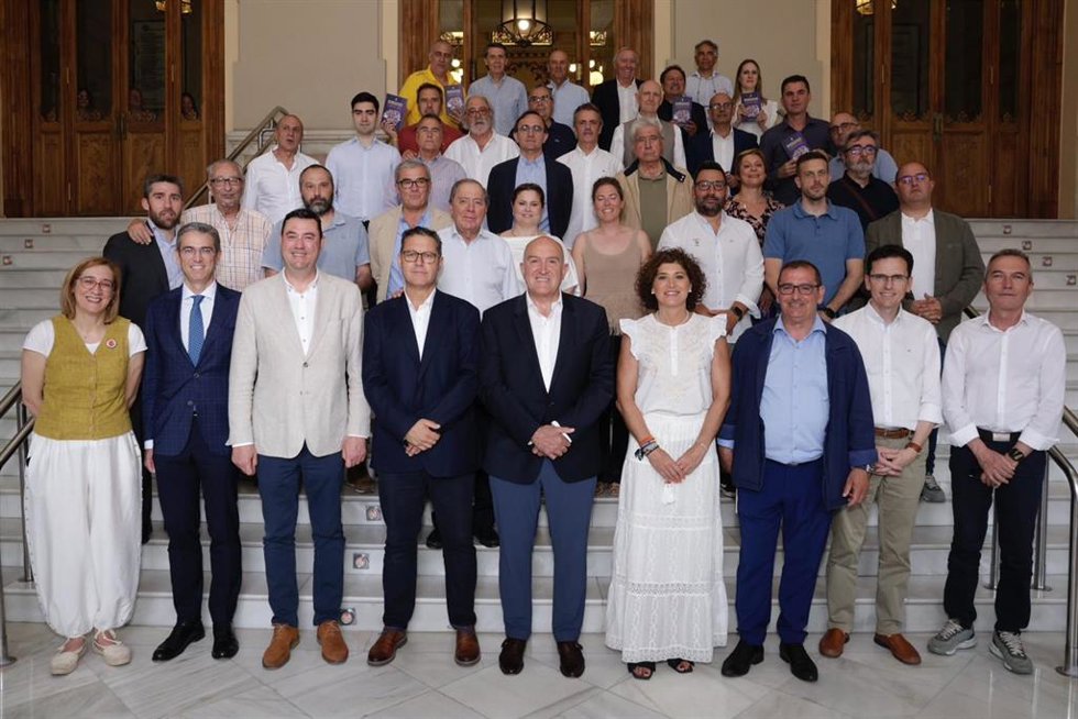 Foto de familia en la que aparecen algunos de los protagonistas del libro 'Valladolid, escuela de entrenadores', periodistas que han colaborado en su redacción y autoridades y colaboradores.