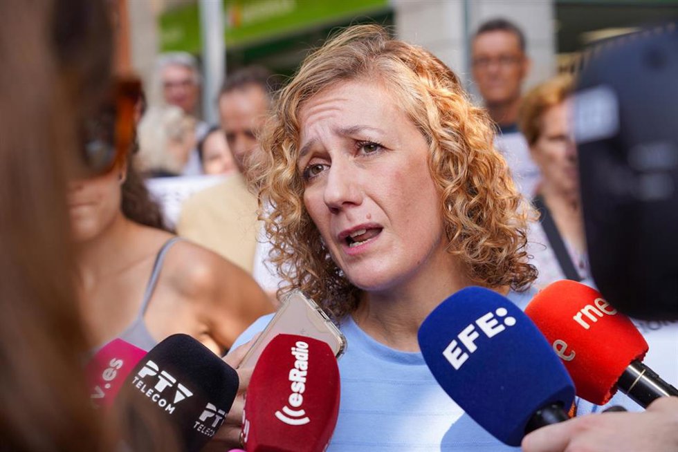 Archivo - La portavoz municipal del grupo Con Podemos-IU en el Ayuntamiento de Sevilla, Susana Hornillo atiende a lo medios de comunicación en una imagen de archivo.