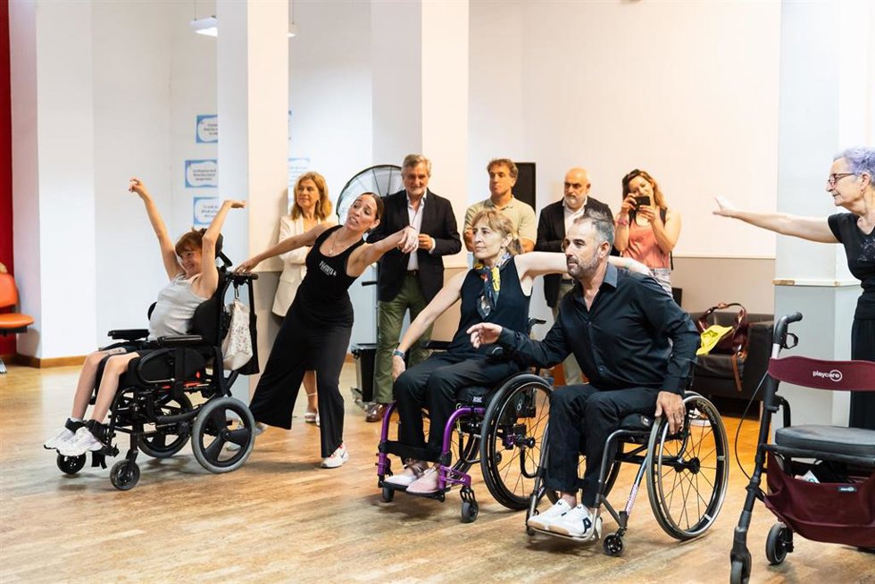 Participantes de la Escuela de Baile Inclusivo Aspaym-Luxeapers durante la exhibición celebrada en la Escuela Municipal de Música y Danza de Almería.