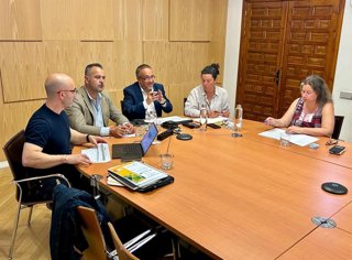 Representantes de la Diputación de León durante la reunión telemática con la Asociación de Desarrollo de la Región del Alto Tâmega (Adrat).