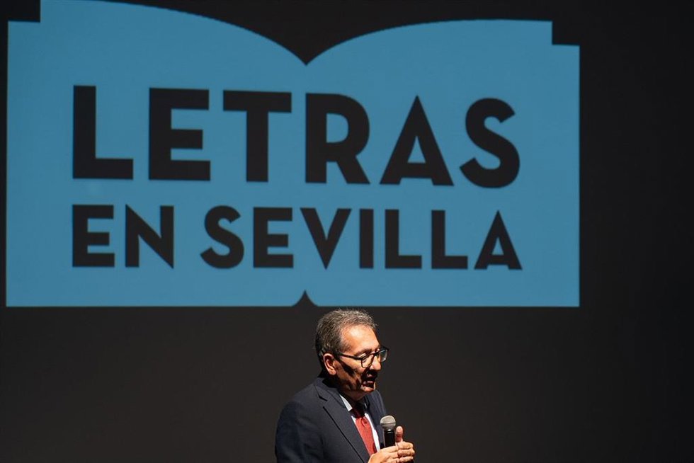 Archivo - El presidente de la Fundación Cajasol, Antonio Pulido, en la presentación de la rueda de prensa para informar acerca de otro ciclo literario, como imagen de recurso