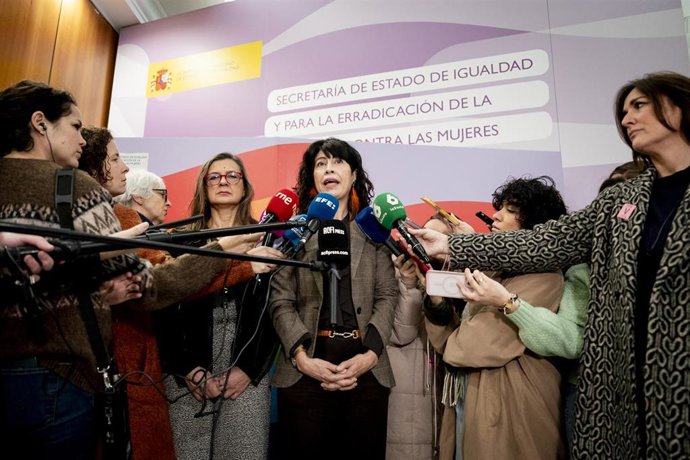 Archivo - La ministra de Igualdad, Ana Redondo (c), junto con la delegada del Gobierno contra la Violencia de Género, Carmen Martínez Perza (4i), en una foto de archivo.