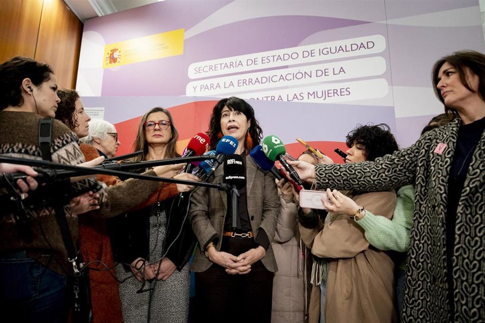 Archivo - La ministra de Igualdad, Ana Redondo (c), junto con la delegada del Gobierno contra la Violencia de Género, Carmen Martínez Perza (4i), en una foto de archivo.