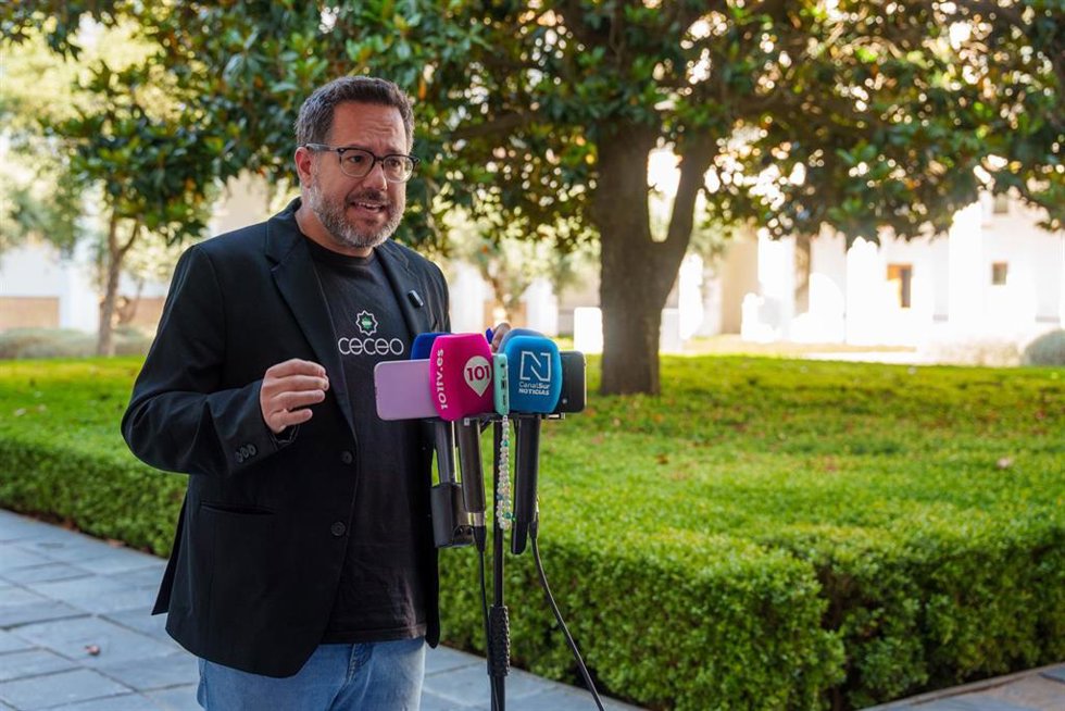 El portavoz de Adelante Andalucía, José Ignacio García, atiende a los medios en una imagen de archivo.