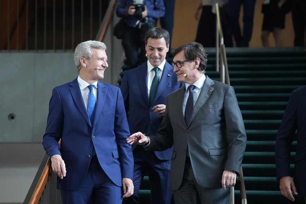 El presidente de la Generalitat, Salvador Illa, el Lehendakari, Imanol Pradales, y el presidente de la Xunta, Alfonso Rueda, durante la sesión 'España, territorio y liderazgo: La visión de los presidentes autonómicos', en la 41 Reunió Cercle d'Economia, e