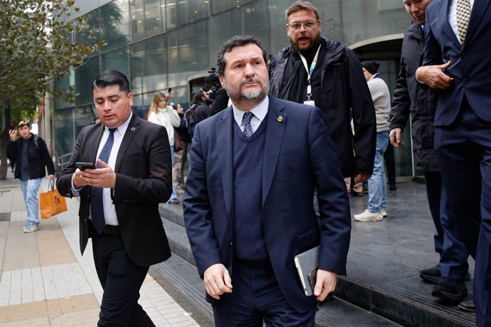 Santiago, 2 de junio de 2026.  Ejecutivo de Banco Santander de calle Agustinas con Miraflores es detenido por su vinculo con lavado de activos por parte del Tren de Aragua en Chile, como parte de una operacion de la Policia de Investigaciones donde