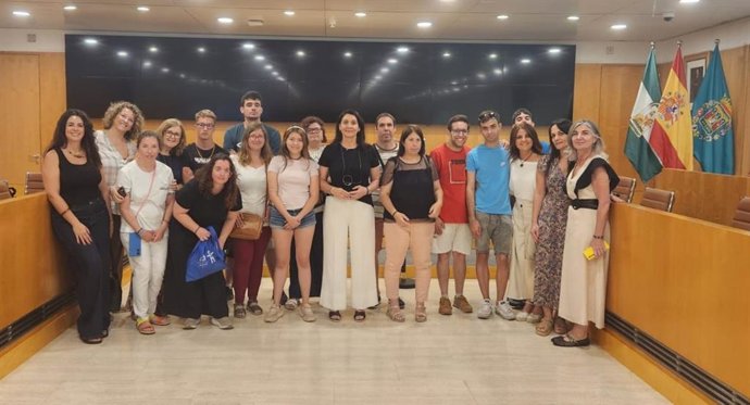 Imagen de la diputada de Cohesión Social e Igualdad de la Diputación de Sevilla, María Encarnación Fuentes, junto a los alumnos de la Asociación Paz y Bien, en una reunión en el salón de plenos de la provincia