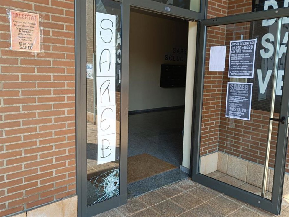 Archivo - Puerta de acceso al bloque de viviendas del número 3 de la calle Piloña, en Gijón.