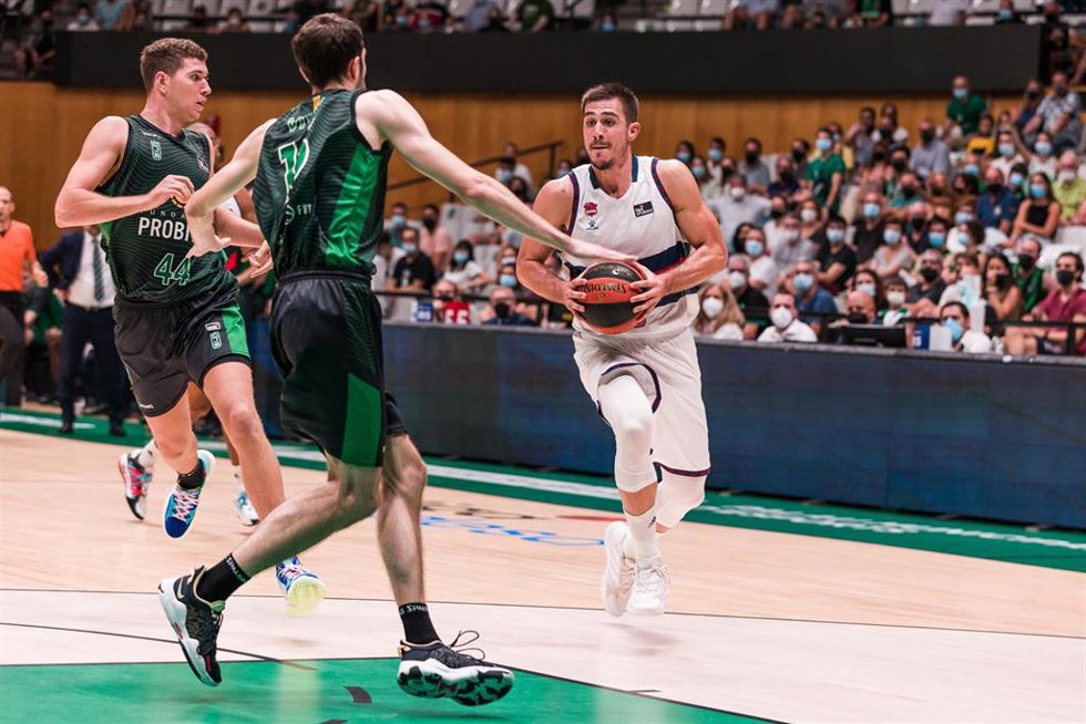 Archivo - Vanja Marinkovic, del Baskonia, durante un partido de la Liga Endesa ante el Joventut en el Palau Olímpic de Badalona (Barcelona)